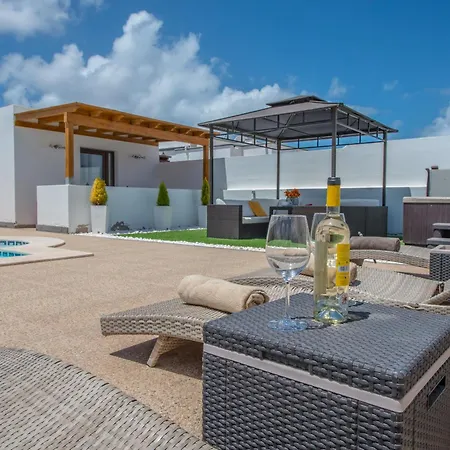 Bonilla Con Piscina Climatizada Y Jacuzzi 普拉亚布兰卡